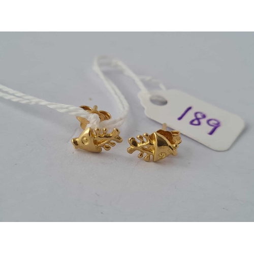 189 - A pair of fish shaped earrings 18ct gold    1.4 gms