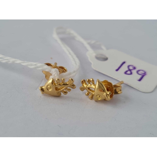 189 - A pair of fish shaped earrings 18ct gold    1.4 gms