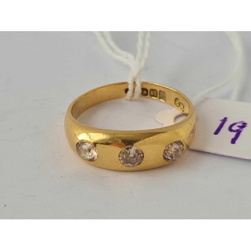 19 - A GYPSY SET RING WITH THREE OLD CUT DIAMONDS 18CT GOLD SIZE S    5.7 GMS