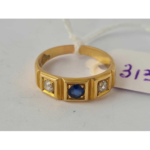 313 - A THREE STONE DIAMOND AND SAPPHIRE RING WITH GOOD KITE MARK SET IN GOLD SIZE M    3.7 GMS