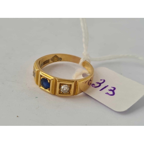 313 - A THREE STONE DIAMOND AND SAPPHIRE RING WITH GOOD KITE MARK SET IN GOLD SIZE M    3.7 GMS