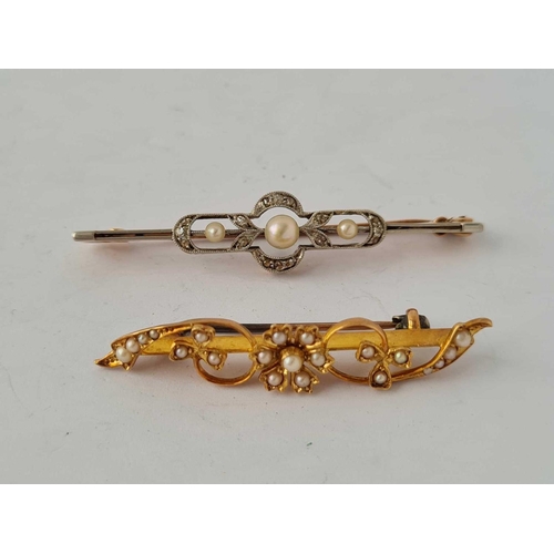 319 - A DIAMOND AND PEARL SET BROOCH BOTH IN GOLD