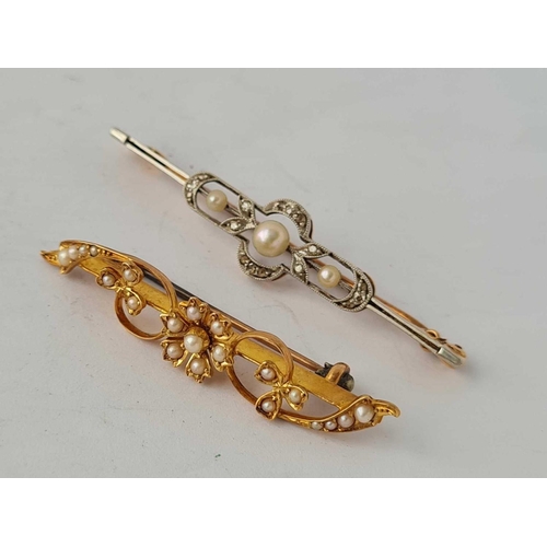 319 - A DIAMOND AND PEARL SET BROOCH BOTH IN GOLD