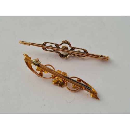 319 - A DIAMOND AND PEARL SET BROOCH BOTH IN GOLD