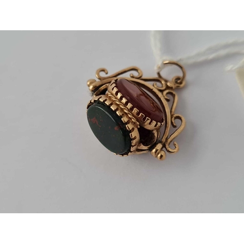 359 - A triple spinning fob with bloodstone onyx and carnelian    2.5 gms inc.