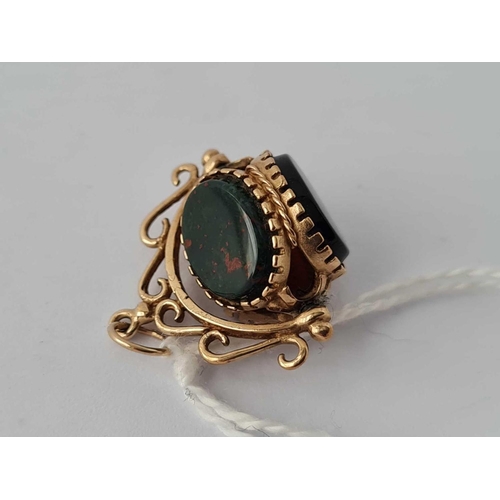 359 - A triple spinning fob with bloodstone onyx and carnelian    2.5 gms inc.