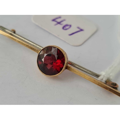 407 - A garnet brooch 9ct    1.9 gms