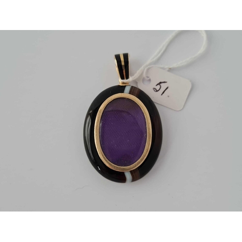 51 - A VICTORIAN GOLD AND BANDED AGATE OVAL LOCKET WITH ENAMEL BALE