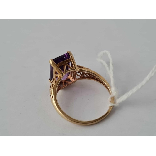 77 - A vintage amethyst 9ct ring size O