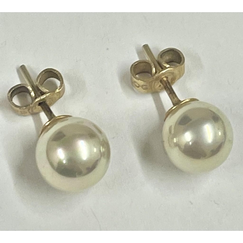 201 - A pair of pearl ear studs 9ct