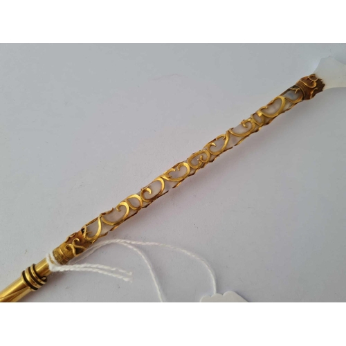 12 - A UNUSUAL ANTIQUE GOLD MOUNTED HARD STONE DIP PEN