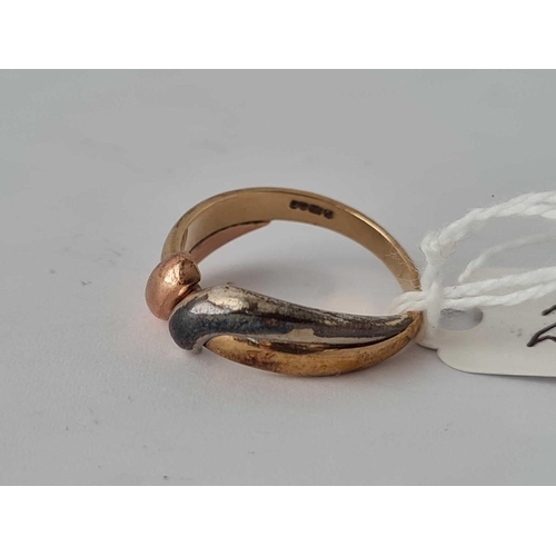 27 - A two colour knot style ring 9ct size N    3.5 gms