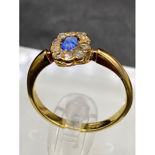 11 - A ATTRACTIVE ANTIQUE EDWARDIAN CEYLON OVAL SAPPHIRE AND DIAMOND CLUSTER RING 18CT GOLD SIZE O 3 GMS ... 