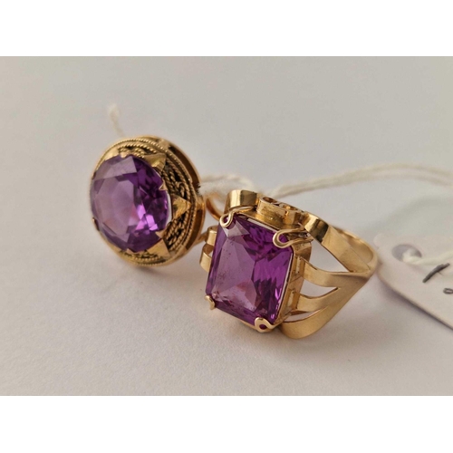 125 - TWO RINGS WITH LARGE IMITATION ALEXANDRITE SETTINGS, both 18ct, size N and P, 10.7 g inc