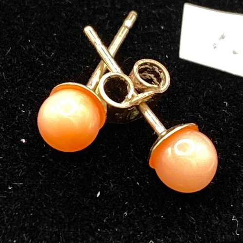 140 - A pair of coral and gold earrings