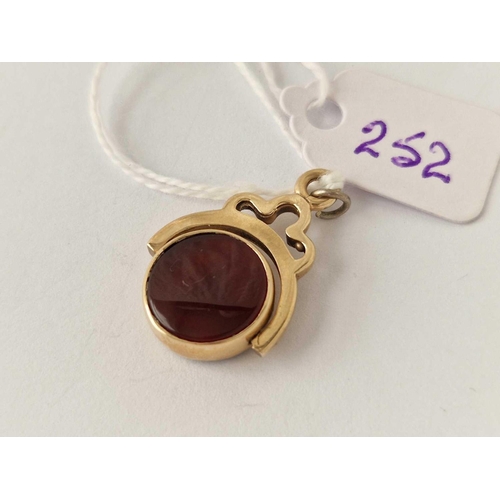 252 - A Edwardian high carat gold agate set swivel seal