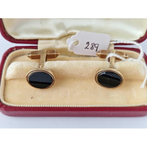 289 - A pair of onyx cufflinks 9ct 9.3 gms