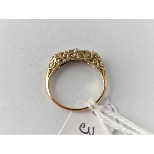 313 - Antique 5 stone diamond carved � hoop ring in 18ct gold, total diamond weight 0.85cts, size L