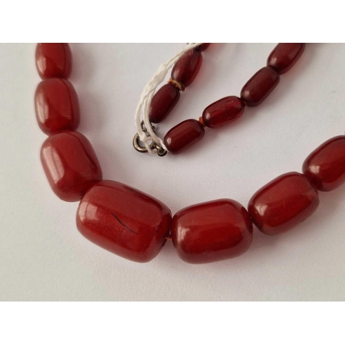 322 - A small string of cherry amber beads, 42 g.