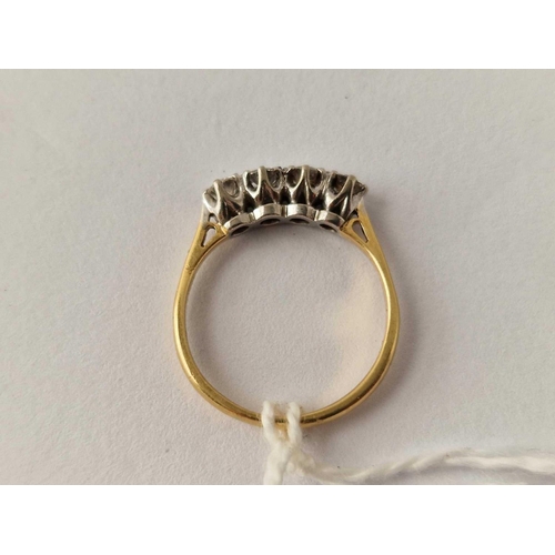 323 - A FOUR STONE DIAMOND RING, 18ct, size K, 2.3 g.