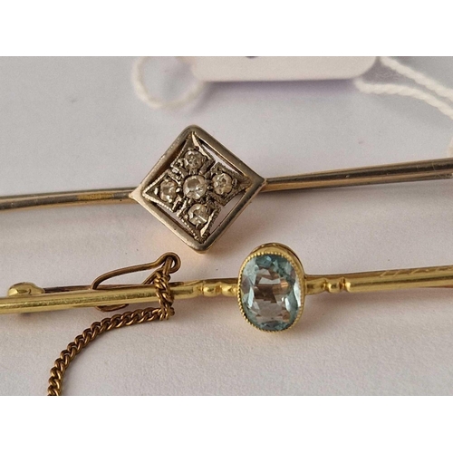 325 - An aquamarine bar brooch and a five stone diamond example set in gold, 7.7 g.