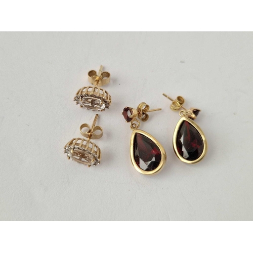 352 - A pair of zircon cluster earrings 1.8 gms and a pair of garnet earrings 2,5 gms both 9ct