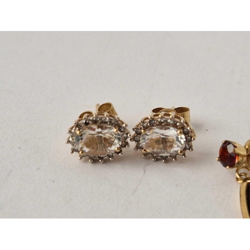 352 - A pair of zircon cluster earrings 1.8 gms and a pair of garnet earrings 2,5 gms both 9ct