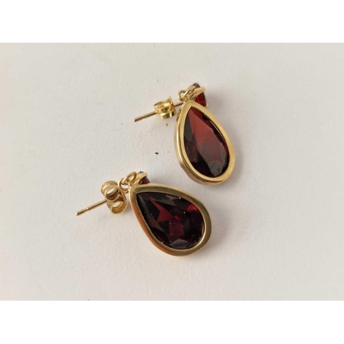 352 - A pair of zircon cluster earrings 1.8 gms and a pair of garnet earrings 2,5 gms both 9ct