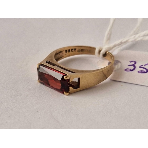 355 - A garnet ring 9ct size K 2.5 gms