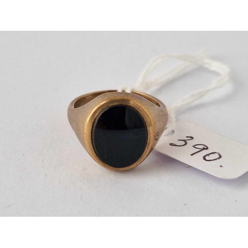 390 - A onyx signet ring 9ct size N 5.4 gms