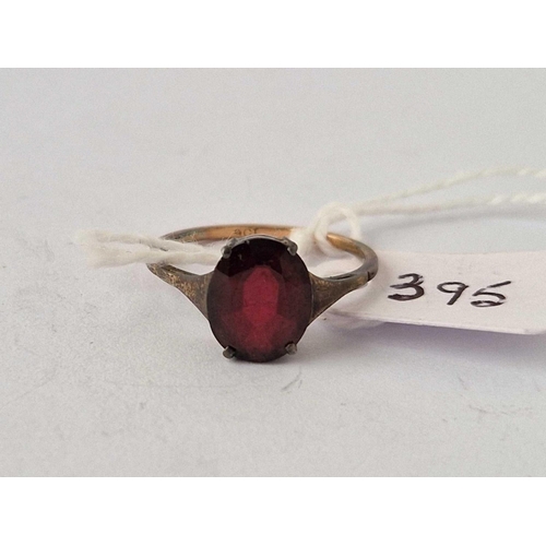 395 - A garnet set ring 9ct size O 1.9 gms