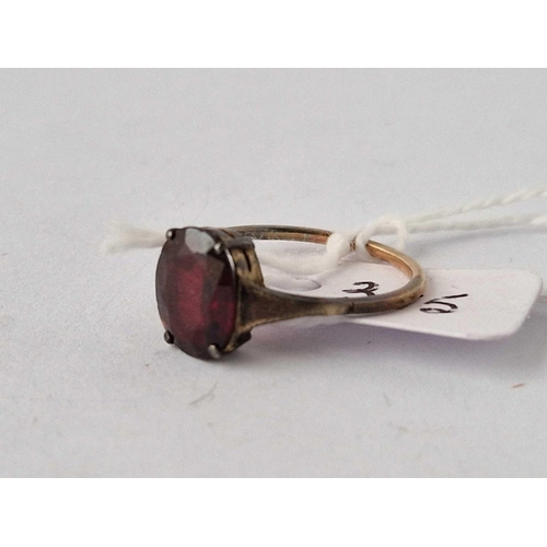 395 - A garnet set ring 9ct size O 1.9 gms