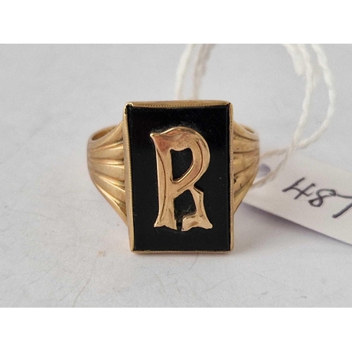 487 - An onyx initial R signet ring, 9ct, size U, 4.7 g.