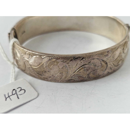 493 - A good silver hinged bangle