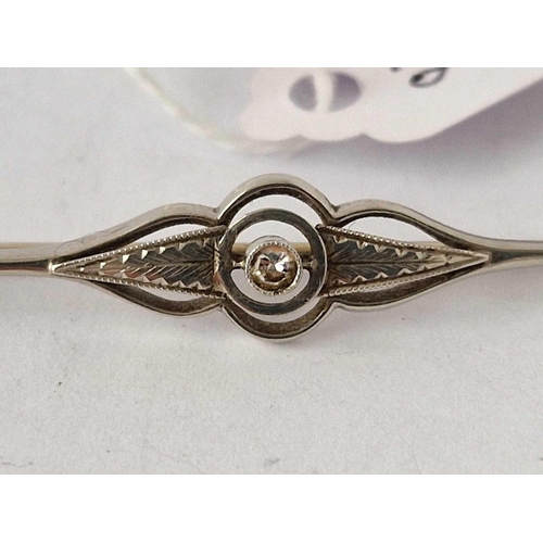 526 - A white gold bar brooch with diamonds, 18ct, 3.2 g.