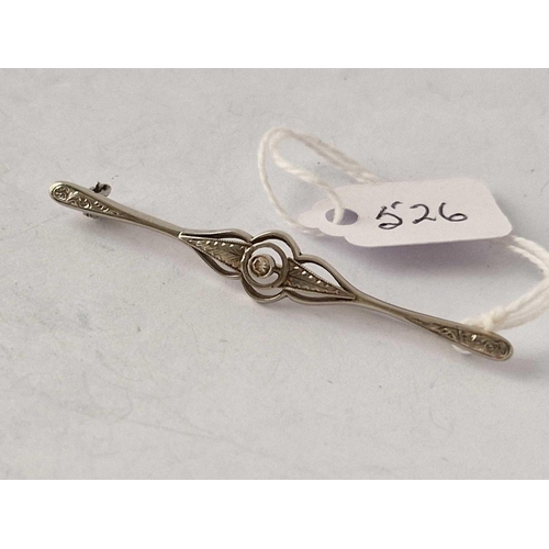 526 - A white gold bar brooch with diamonds, 18ct, 3.2 g.