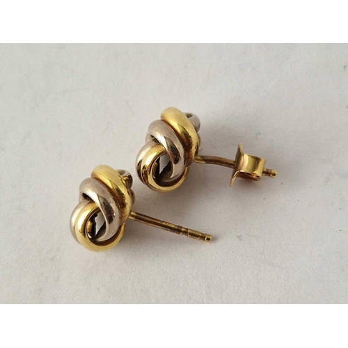 527 - A pair of two colour knot earrings, 18ct, 2.6 g.