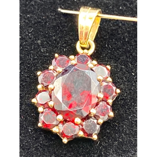 535 - A garnet cluster pendant 9ct