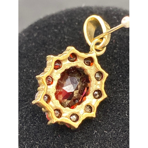 535 - A garnet cluster pendant 9ct