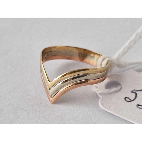 559 - A three colour gold wishbone ring 9ct size L