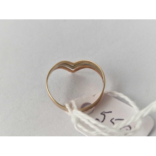 559 - A three colour gold wishbone ring 9ct size L