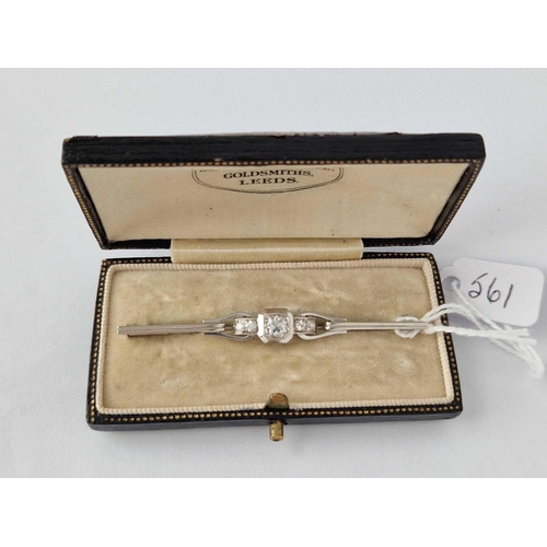 561 - A GOOD ART DECO PLATINUM AND DIAMOND BAR BROOCH WITH FIVE DIAMONDS .50 CARAT 4.8 GMS IN ORIGINAL BOX... 