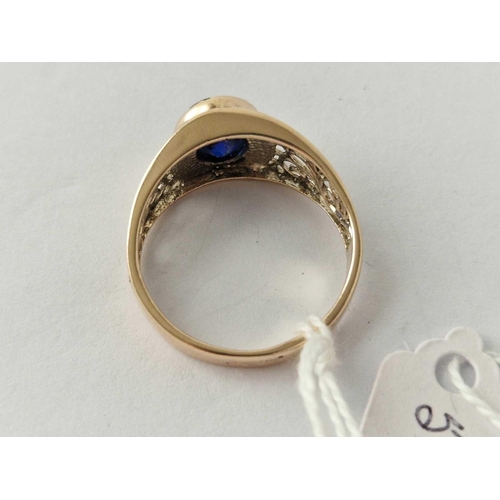 565 - A GENTS SAPPHIRE SOLITAIRE RING WITH FILAGREE SHOULDERS 9CT SAPPHIRE 2.5 CARATS SIZE X 5.8 GMS