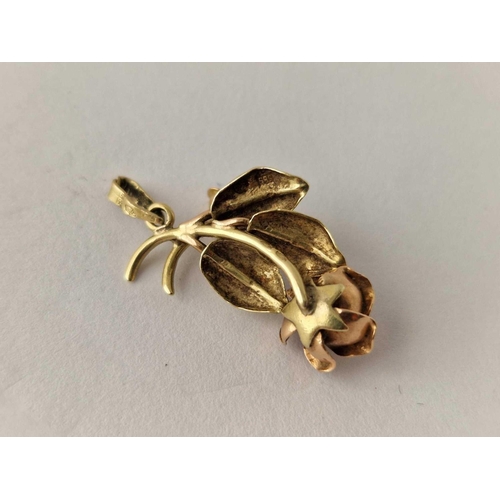 571 - A 14ct gold rose pendant 3 gms