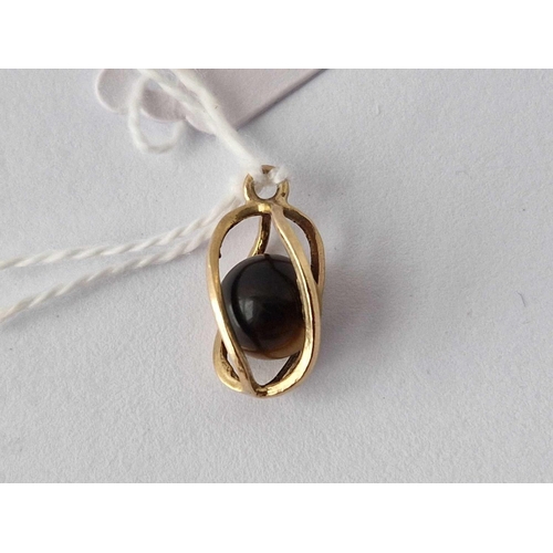 577 - A tigers eye pendant 9ct