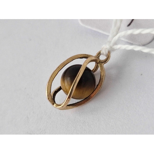 577 - A tigers eye pendant 9ct