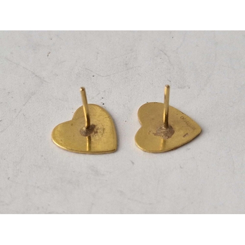 586 - A pair of 9ct heart earrings