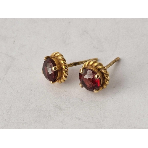 587 - A pair of 9ct garnet earrings 1.9 g.