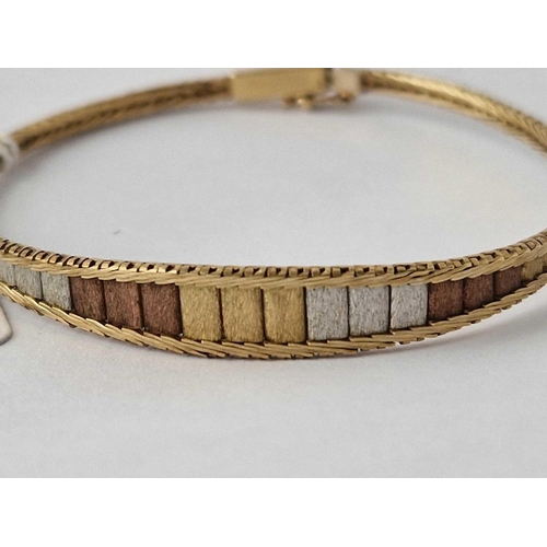 589 - A three colour gold bracelet, 9ct 7 inch, 8 g.