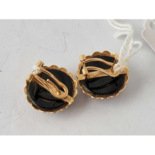 592 - A pair of onyx earrings 14ct, 7.7 g